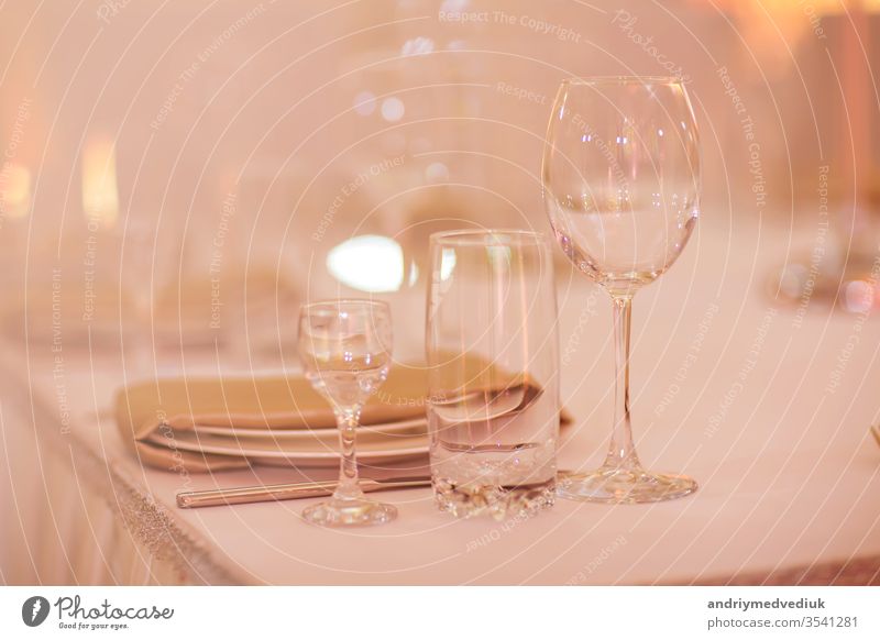 Nahaufnahme von leeren Gläsern im Restaurant. Selektiver Fokus. leere Gläser auf dem Tisch ausgefallen Glas Wein fein Kulisse Besteck Mittagessen Abendessen