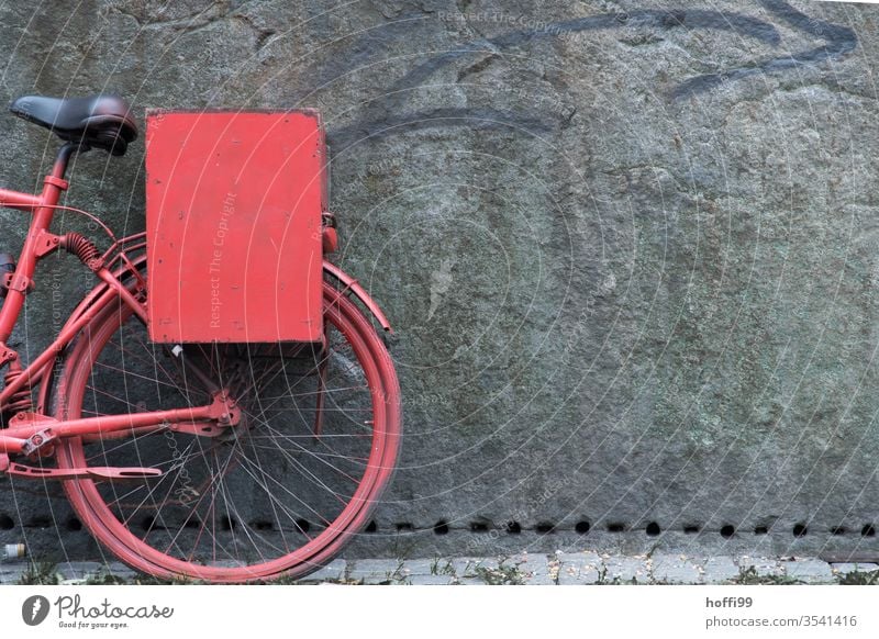 rotes Fahrrad an der Wand altes fahrrad Abstellen von Fahrrädern abstellen Mauer Fahrradfahren Rad Radfahren Radfahrerin Skulptur