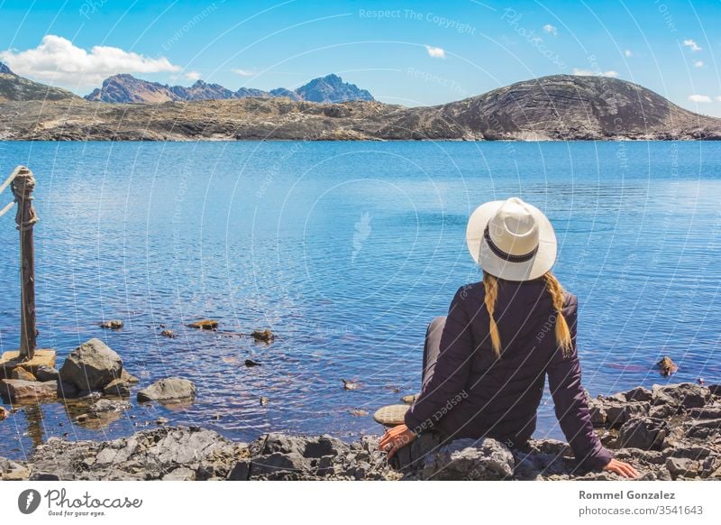 Schöne Frau genießt die Landschaften der Lagune von Llanganuco, Huraz. Peru. sich[Akk] entspannen im Freien szenische Darstellungen Ausflugsziel Freizeit Ferien