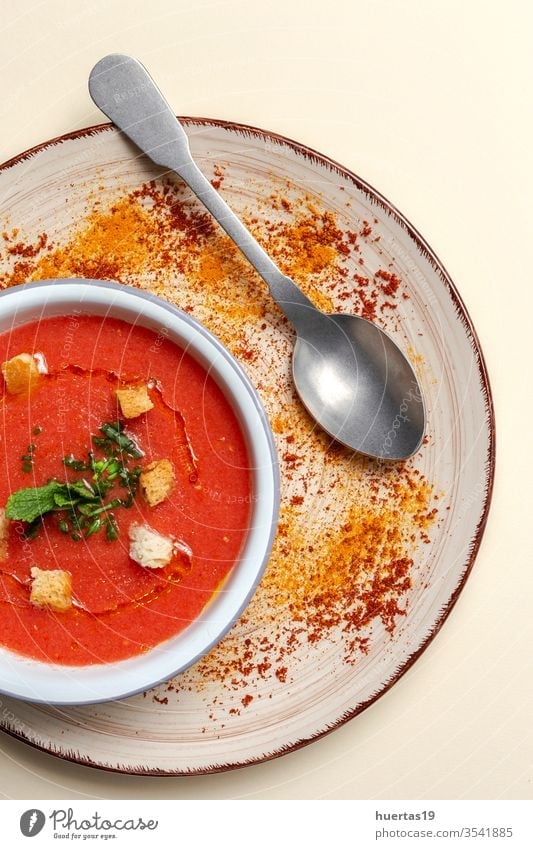 Hausgemachte Tomatensuppe mit Brot, Minze und Olivenöl Suppe Lebensmittel Schalen & Schüsseln Gesundheit Mittagessen Abendessen Mahlzeit Vegetarier Gemüse