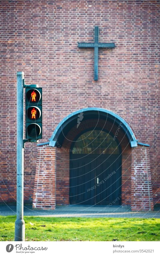 Rote Fußgängerampel vor dem Eingang einer Kirche Kirchenaustritt Kreuz rote Ampel Religion & Glaube Menschenleer Christliches Kreuz Gottesdienst Christentum