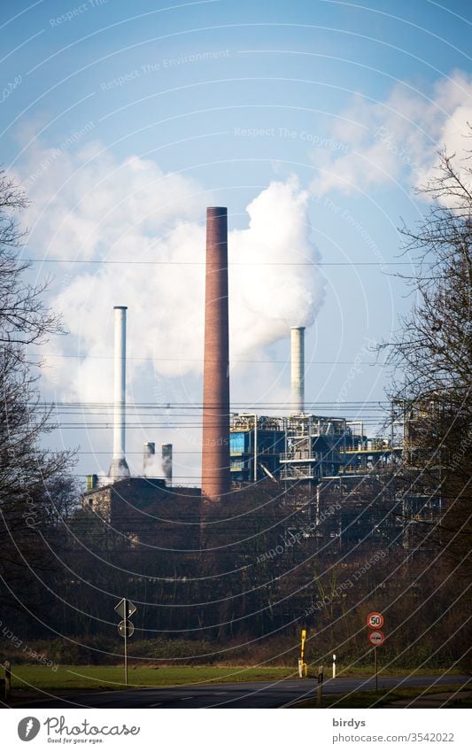 Industrieanlage mit rauchenden Schornsteinen, CO2 - Ausstoß, Erderwärmung , Klimawandel Fabrik Rauch Abgase Umweltverschmutzung CO2-Ausstoß Luftverschmutzung