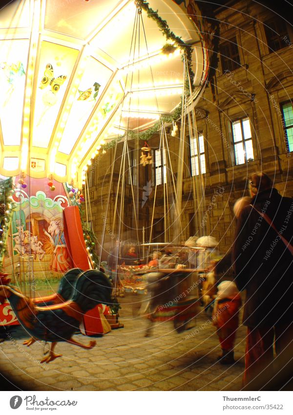 Karussell bei Nacht 2 Kind drehen Licht Langzeitbelichtung Hochformat Freizeit & Hobby Freude christkindelsmarkt erlangen Weihnachten & Advent Weihnachtsmarkt