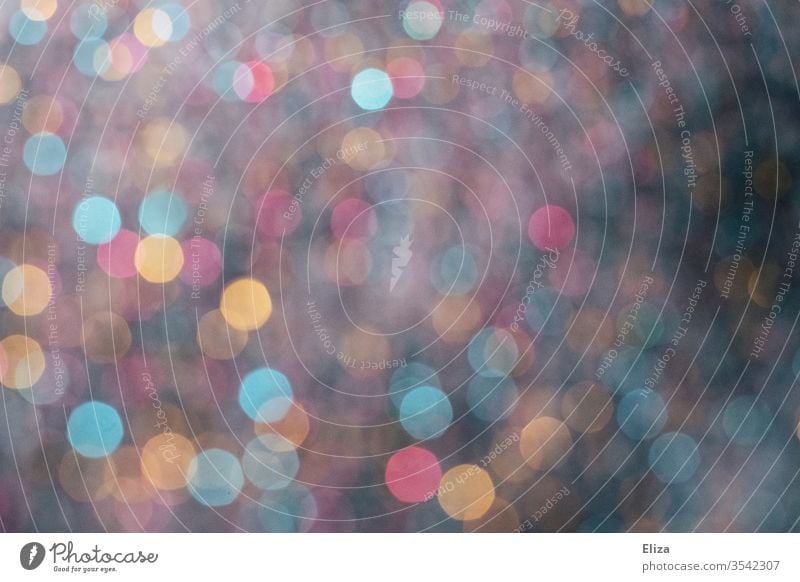 Verschwommene bunte Bokeh Lichtpunkte als Hintergrund stimmungsvoll Konfetti party unscharf abstrakt Effekt schön mehrfarbig leuchten Dekoration nachts dunkel