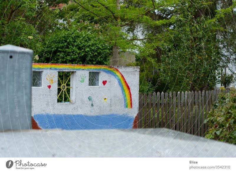 Bunte Malerei von Kindern mit Herzen und Regenbogen an einer Wand Farben malen bunt fröhlich gute Laune kreativ Kreativität Freizeit & Hobby farbenfroh draußen