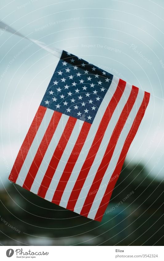 Die Flagge der USA draußen vor dem Himmel Nationalflagge Stars and Stripes Amerika Trump patriotisch national Patriotismus Fahne wehen bewölkt Unschärfe