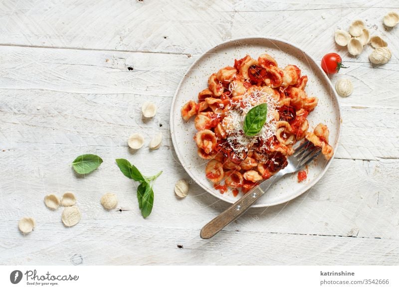 Süditalienische Pasta-Orecchiette mit Tomatensauce und Cacioricotta-Käse Spätzle Italienisch Apulien Saucen sugo Draufsicht weiß Basilikum grün Küchenkräuter