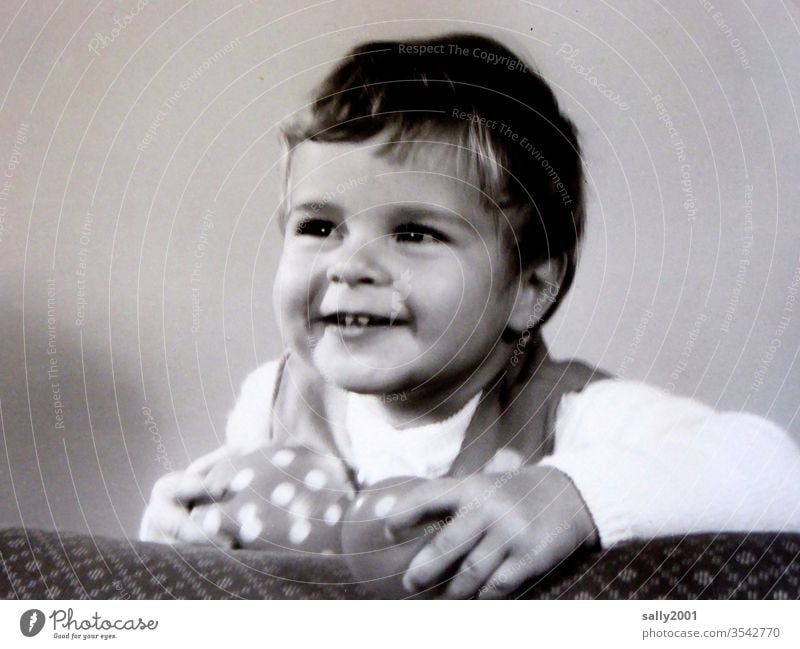 freundliches Mädchen... Kind Kleinkind Portrait fotogen Kindheit Freude spielen Ball Spielzeug lächeln 60er Jahre Blick nach vorn niedlich 1-3 Jahre fröhlich