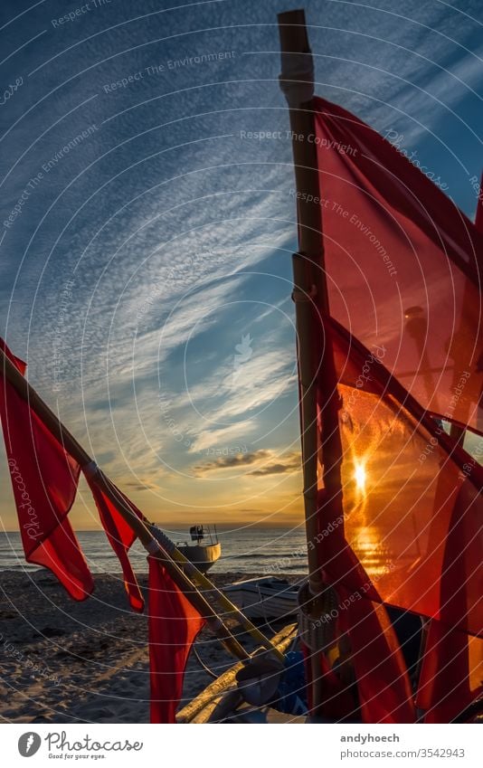 Die Flaggen der Fischerboote vor dem Sonnenlicht baabe Ostsee Strand schön Schönheit Boot Cloud Wolken Küstenlinie Handwerk früh Fischen Netzstrümpfe Fahne