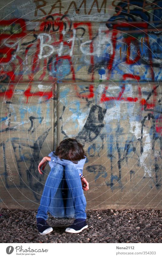 Heul doch! | Mobbing feminin Mädchen Junge Frau Jugendliche weinen dünn Krankheit trist Stadt blau Traurigkeit Sorge Trauer Liebeskummer Einsamkeit