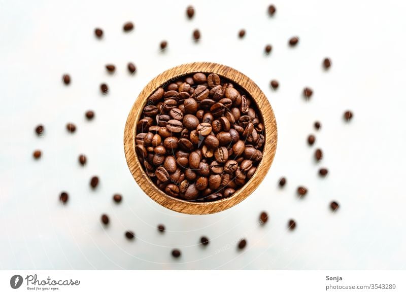 Draufsicht von ganzen gerösteten Bohnen in einer Holzschüssel, Nahaufnahme Kaffeebohnen aromatisch braun Geschmackssinn Frühstück Lebensmittel Koffein natürlich
