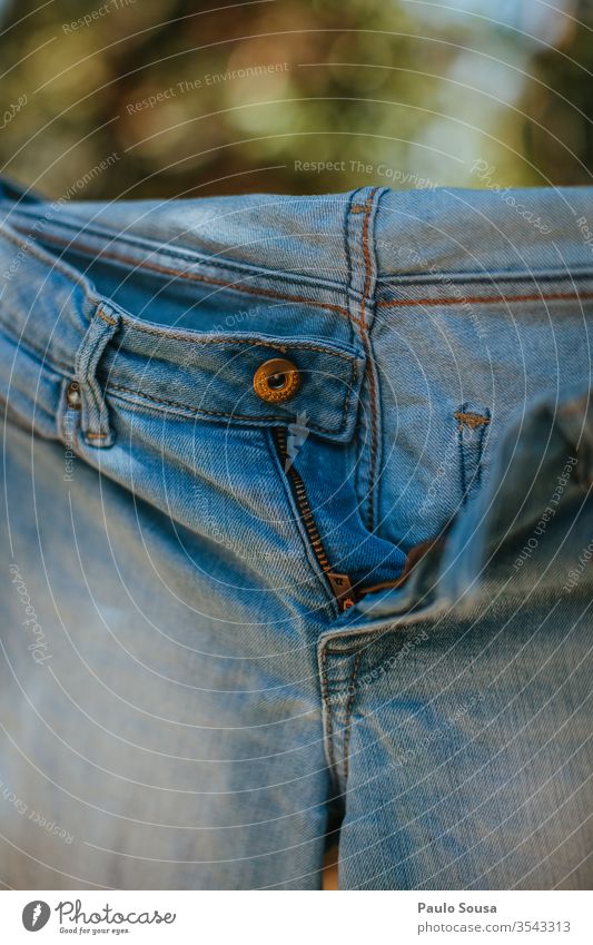 Blaue Jeans auf einer Wäscheleine zum Trocknen Nahaufnahme Jeanshose Trockengerüst trocknen hängen erhängen Wäscherei Farbfoto Sauberkeit Seil Sommer Haushalt
