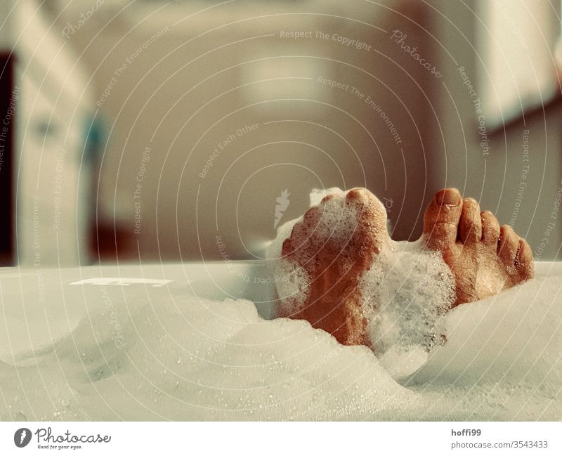 Badewanne mit Füßen - Entspannen baden Körperpflege Sauberkeit Wellness Wasser Erholung Schaum schön Waschen Mensch Beine Haut Fuß nass Zehen Schaumbad Mann
