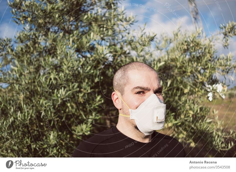 Mann mit Hygienemaske mit möglicher Olivenallergie oder Angst vor Coronavirus Mundschutz Chirurgie sanitär Gesundheit Virus Verschmutzung Pollen Allergie