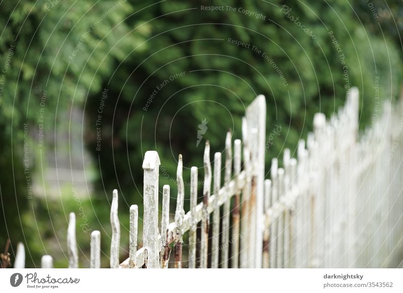 Garten Mit Weissem Zaun Aus Metall Und Mit Rostigen Stellen Zur Einfriedung Und Zur Sicherheit Ein Lizenzfreies Stock Foto Von Photocase