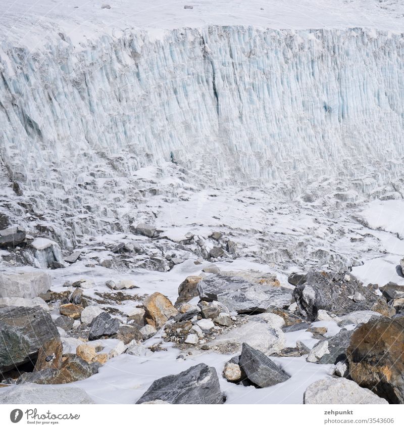 Ausschnitts einer Gletscherkante und farbige Felsen die unterhalb liegen Gletschereis Gletscherzunge Gletscherabriss Nepal Himalaya Solukhumbu Landschaft