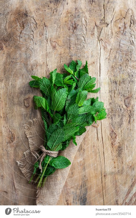 frische aromatische Kräuter von oben auf altem Holzgrund Küchenkräuter Lebensmittel organisch grün Bestandteil Hintergrund Minze Oregano Petersilie Schnittlauch