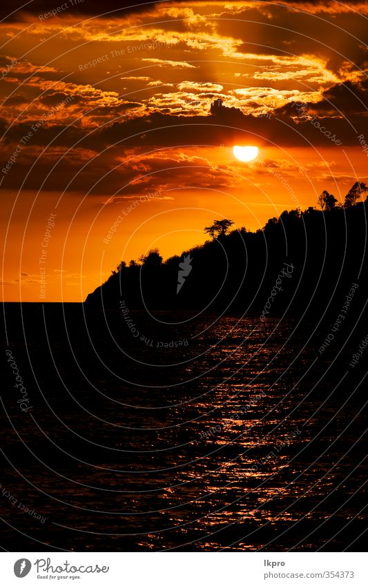 Sonnenuntergang auf der Insel neugierig sein Madagaskar der Ozean Strand Meer Berge u. Gebirge Natur Himmel Wolken Baum Hügel gelb grau rot schwarz weiß Nosy Be