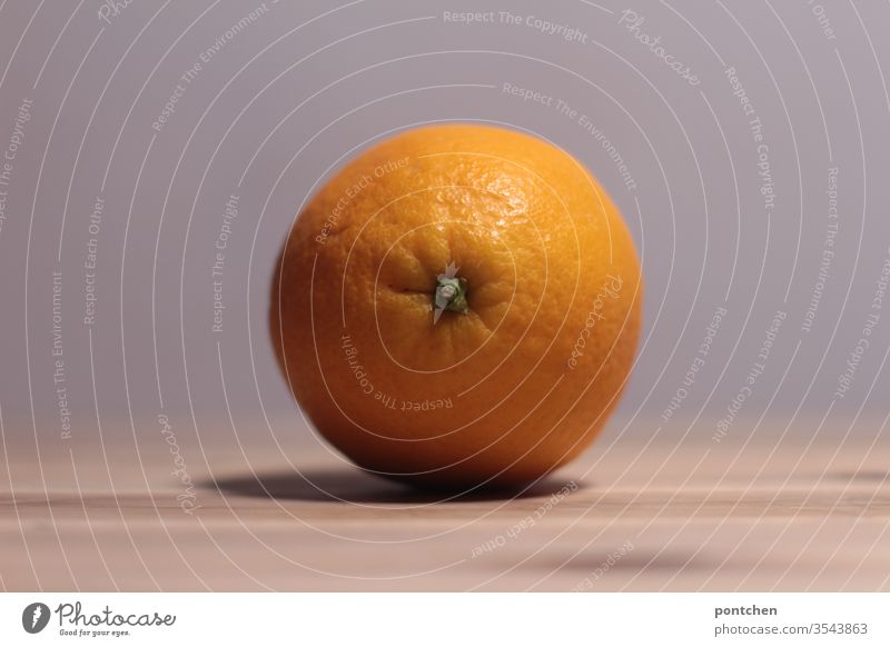 Orange liegt auf dem Holztisch. Gesunde Ernährung gesunde ernährung vitamine Lebensmittel Frucht Vegetarische Ernährung Obst Bioprodukte
