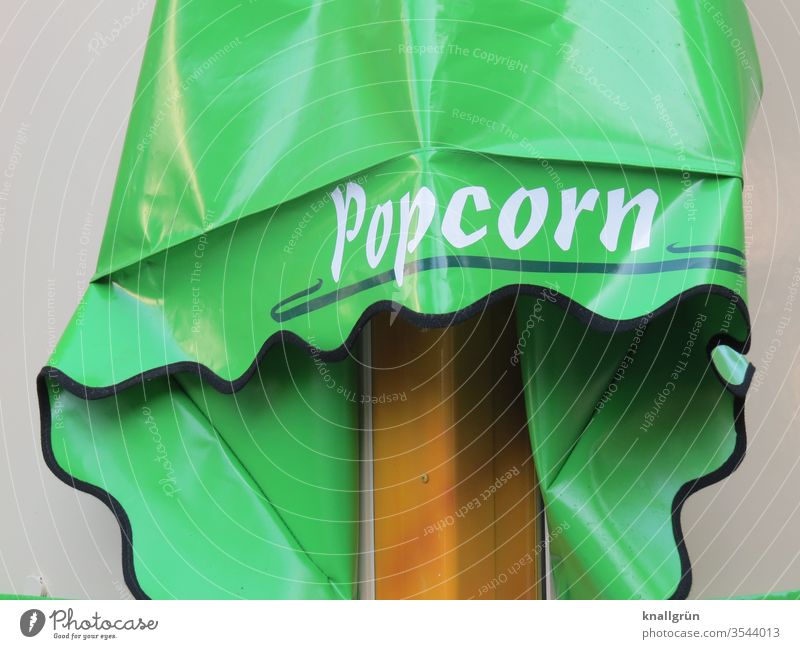 Werbung für Popcorn auf grüner Lackfolie Schriftzeichen Buchstaben Wort Typographie Schilder & Markierungen Hinweisschild Außenaufnahme Farbfoto weiß Mitteilung