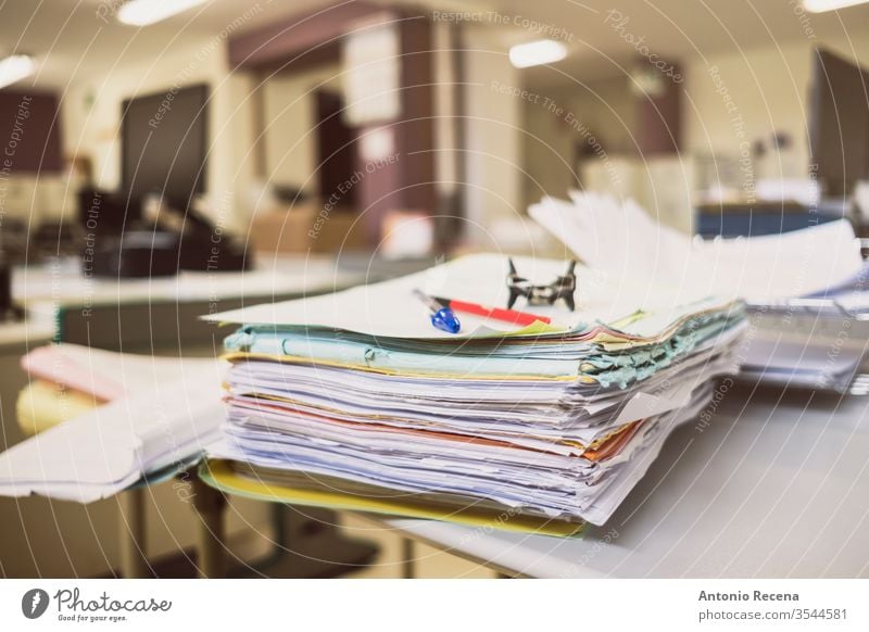 Arbeitsansammlung auf dem Schreibtisch Anhäufung Büro Papier wirklich Aufzeichnungen Dateien Tampon frankieren Tisch Papierkram Heftklammerer Aktenordner