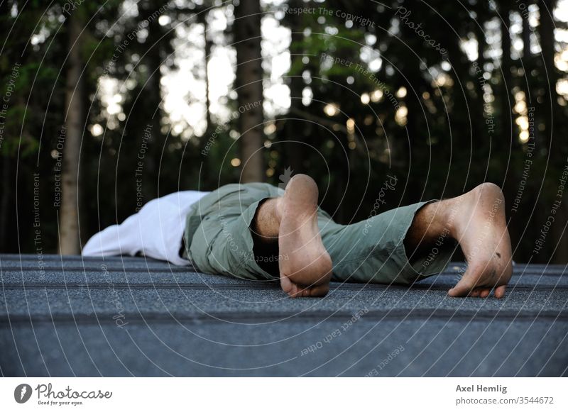 Mann liegt bäuchlings auf einem Dach Ruhe ruhig Ruhe bewahren Außenaufnahme Erholung Gelassenheit schweigen Einsamkeit gemütsruhe Tag stoische ruhe Untätigkeit