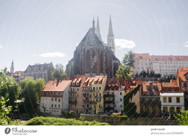 St. Peter und Paul thront über der Altstadt Architektur historisch Stadtzentrum Himmel Sommer Schönes Wetter Originalität Wahrzeichen Kirche Städtereise