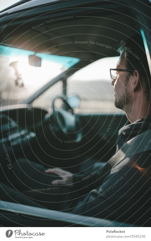 #AS# Autopause Pause Pause machen Autofahren Linksverkehr Brille warten Autofenster Autoreise Autotür Gurt Weitblick voraus vorausschauen