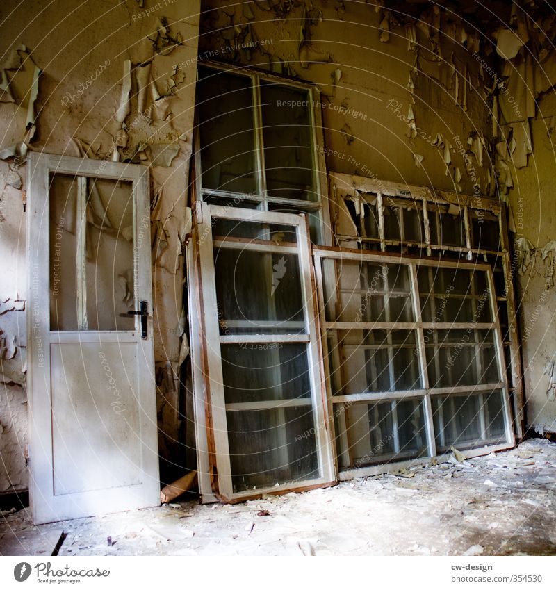 WINDOWS vs. THE DOOR Haus Gebäude Architektur Ruine Mauer Wand alt hässlich historisch kaputt braun grau Ordnungsliebe Traurigkeit unbeständig Fenster