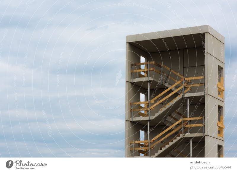 das Treppenhaus und der Himmel einer Baustelle Appartement Architektur bauen Gebäude erbaut Zement Großstadt Wolkenlandschaft Beton Konstruktion Kontrast Kopie