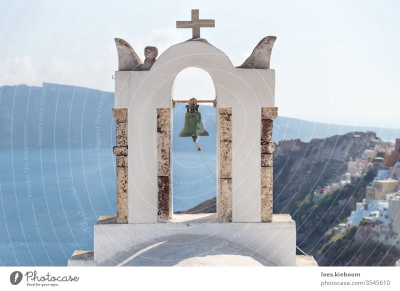Glockenturm mit Blick auf Klippen, Meer und das Dorf Oia, Santorin, Griechenland Bell Tower mediterran Insel weiß Ansicht blau Kirche reisen traditionell Sommer