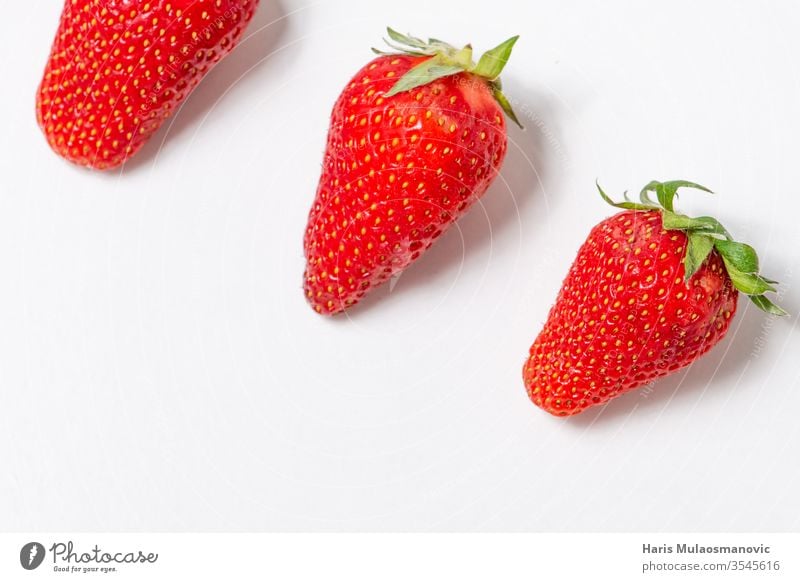 Isolierte Erdbeeren auf weißem Hintergrund mit Kopierraum Beeren Schalen & Schüsseln Nahaufnahme Textfreiraum lecker Dessert Diät Lebensmittel frisch Frucht