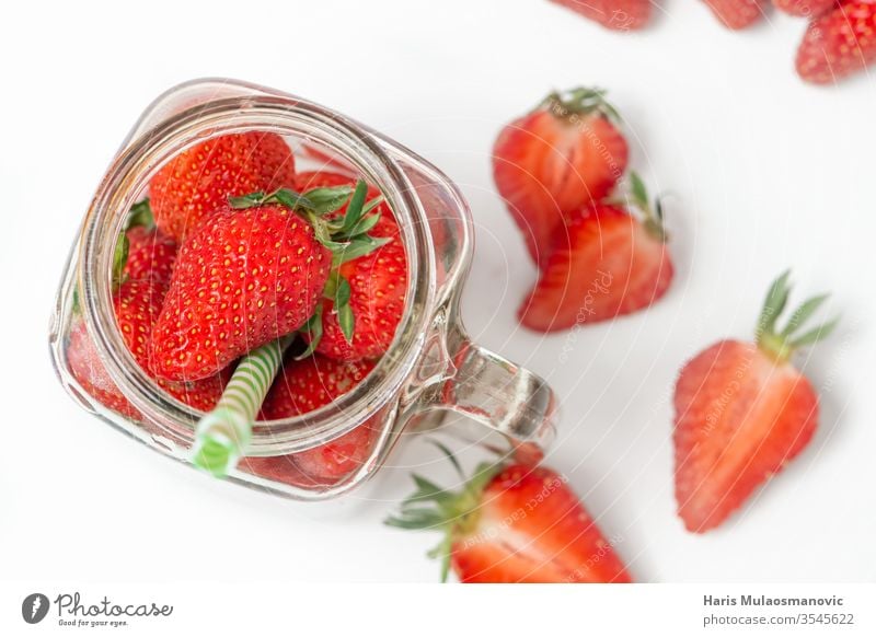Glas voller Erdbeeren, Konzept-Fruchtsmoothie, gesunder Saft Hintergrund Beeren Schalen & Schüsseln Nahaufnahme Cocktail Textfreiraum lecker Dessert Diät