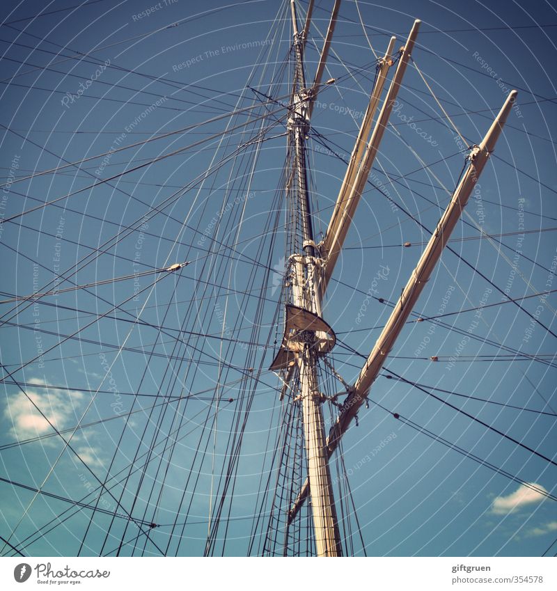 kreuz und quer Schifffahrt Jacht Hafen alt Segelboot Wasserfahrzeug Mast Takelage Seil Himmel blau himmelblau Wolken Wanten Bootsfahrt Ausflug Ausflugsschiff