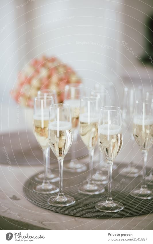 Gläser mit Champagnerständer auf dem Tisch, die eine festliche Stimmung erzeugen, festlicher Hintergrund, Kopierraum für Text, Kopierraum , vertikal Alkohol