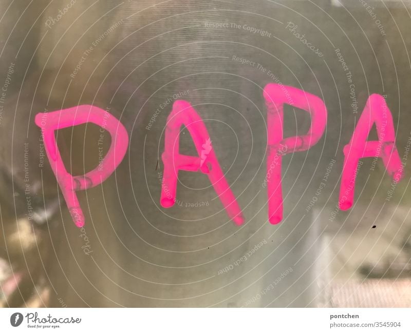 Das Wort Papa steht in kinderschrift in pink auf einem Fenster. Vatertag wort fensterbemalung vatertag Kind Familie & Verwandtschaft Kindheit
