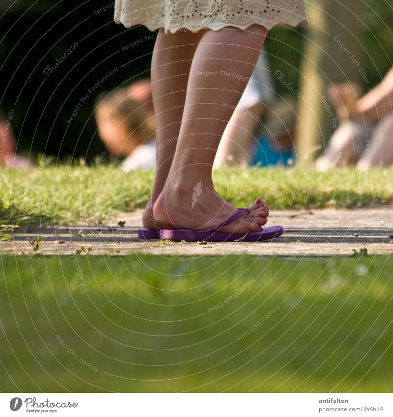 FlipFlop Mensch feminin Junge Frau Jugendliche Erwachsene Leben Körper Beine Fuß Zehen Zehennagel Zehenspitze 1 18-30 Jahre Sommer Schönes Wetter Baum Gras Park