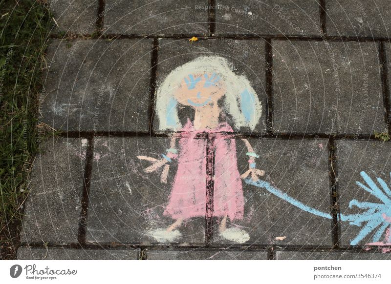 Kinderzeichnung, Kinderkunst aus Straßenkreide. Ein gemaltes Mädchen hält etwas in der Hand. Kinderspiel kinderspiel malen abbild Kreativität Freizeit & Hobby