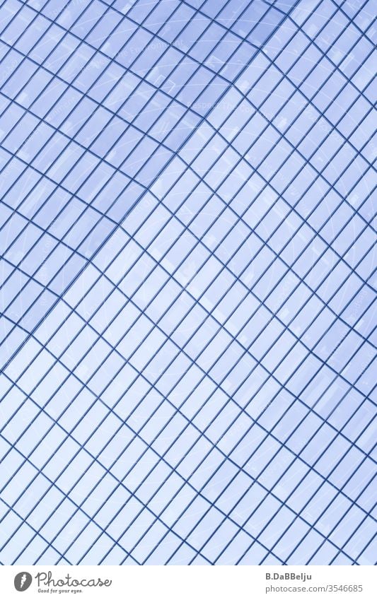 Hochhaus in Schieflage Tag Außenaufnahme Farbfoto Hochhausfassade Linie Fenster Strukturen & Formen Muster Geometrie Stadt Erfolg elegant eckig ästhetisch Glas