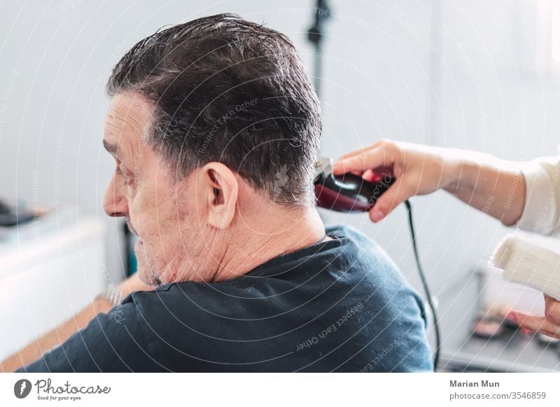 Mann schneidet seine Haare maschinell Männer geschnitten Behaarung Frisur Barbershop Schönheit Arbeit Friseur