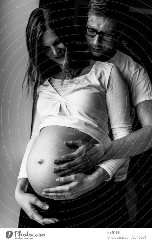 die Eltern freuen sich auf den Nachwuchs Schwangerschaft Schwarzweißfoto schwangerschaftsshooting eltern werden Freude Mutterschaft Baby Bauch Erwachsene Frau