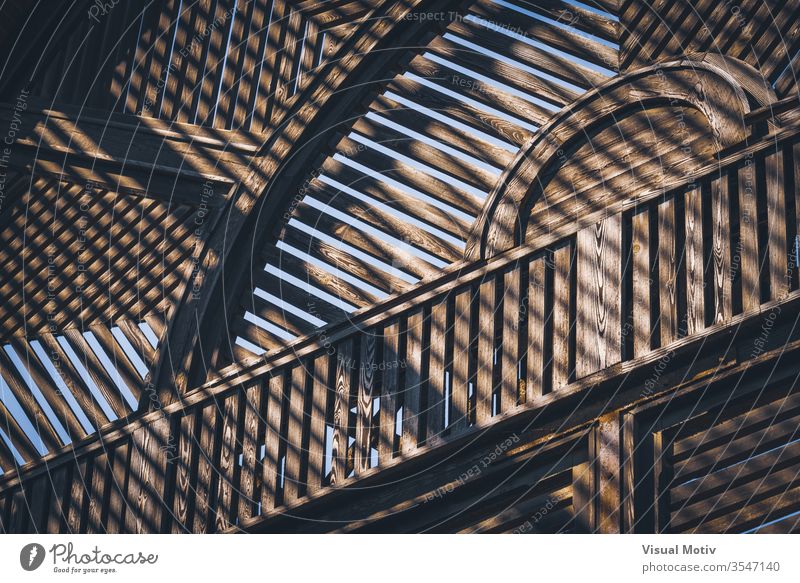 Abstraktes Detail der alten Holzkonstruktion eines Lattenhauses Farbe Architektur gebaute Struktur keine Menschen niemand Gebäude natürliches Licht zugeklappt