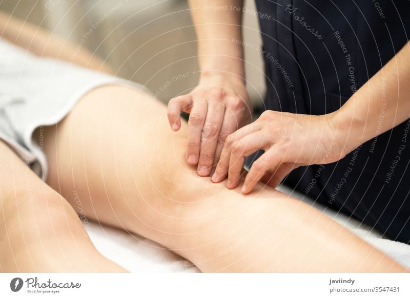Physiotherapeutin, die eine Behandlung am Knie einer Frau durchführt. Physiotherapie Bein Chiropraktiker Therapie physisch geduldig Reha Klinik Pflege