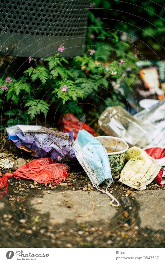 Medizinischer Mundschutz der neben anderem Müll auf dem Boden liegt Maske MNS Dreck weggeworfen dreckig eklig unbrauchbar Mülltonne verbraucht benutzt