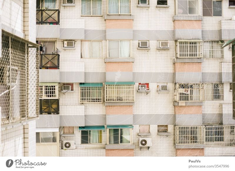 Hausfassade Wohnblock Taiwan Fenster Asien Fassade bunt pastell Wand Mauer Hochhaus Südostasien Klimaanlagen Stadt städtisches Leben Pattern Muster Architektur