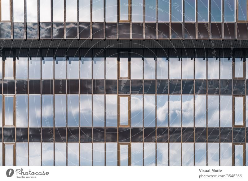 Glasfassade eines Bürogebäudes Gebäude Fassade Fenster Architektur architektonisch urban Metropolitan konstruiert Struktur geometrisch Formen erbaut abstrakt