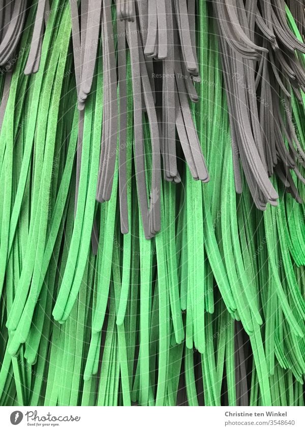 Streifen aus Mikrofaser in grün und grau in einer Waschanlage Stoff Stoffstreifen Textilstreifen Reinigen Autowäsche Microfaser Putztuch Reinigung weich