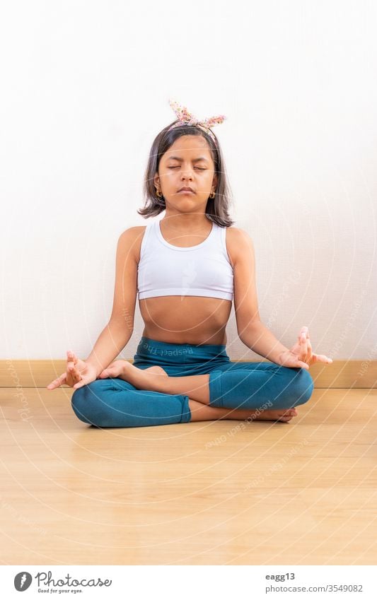 Teenager-Mädchen macht Yoga zu Hause wenig aktiv Sportkleidung Aktivität Aerobic Appartement sportlich Körper Windstille Pflege tagsüber Tun Ellbogen Energie