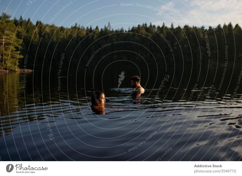 Mann und Frau schwimmen im Sommer im Waldsee Paar See reisen Natur Zusammensein ruhen Ausflug sich[Akk] entspannen Sonne Harmonie tagsüber Wochenende Windstille