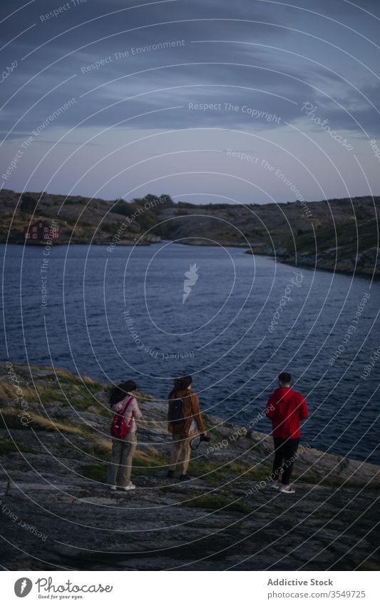 Unerkanntes Paar geht Klippe hinunter zum Wasser Reisender felsig Küste Abend MEER nach unten Fotoapparat Zusammensein Natur Ausflug reisen Felsen Fernweh